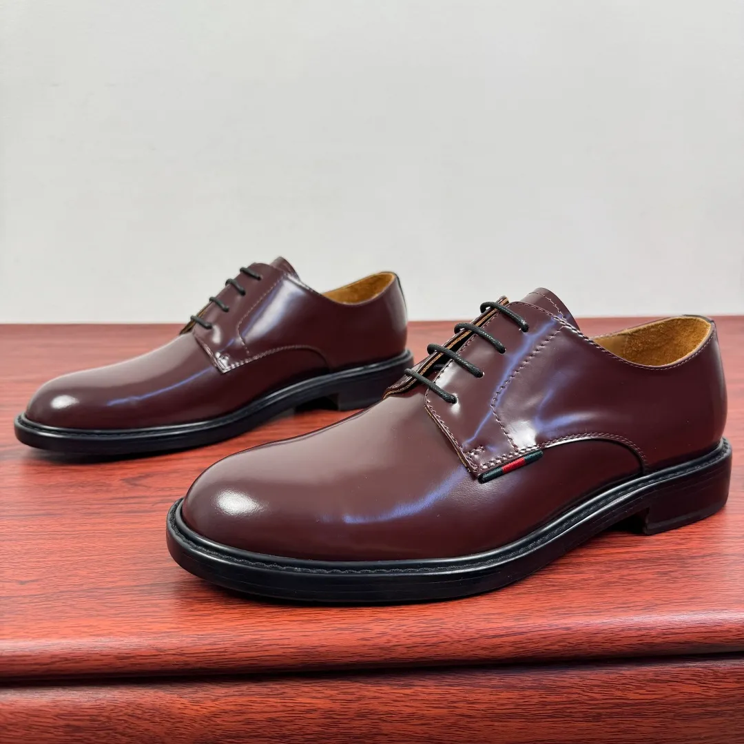 Batch 980 Gucci/Gucci new autumn men's lace-up derby shoes! Crafted from smooth, glossy cow leather, these lace-up shoes have an elegant and sophisticated silhouette that reflects the brand's classic elegance. European style last type Precisely cut upper from a whole piece of leather High-quality leather material with full texture Excellent gloss Excellent toughness, classic red and green webbing decoration Layered splicing design style, loose sneakers Native dyed calfskin lining Uniform and fine perforations, soft and comfortable Thickened leather outsole, composite rubber sole at the heel, excellent foot comfort, wear-resistant and non-slip, the first choice for light luxury, versatile for the foot, comes with a full set of packaging! Size: 39-40-41-42-43-44 leather shoe size (can be customized to 38.45.46) Item number: 812142 Burgundy